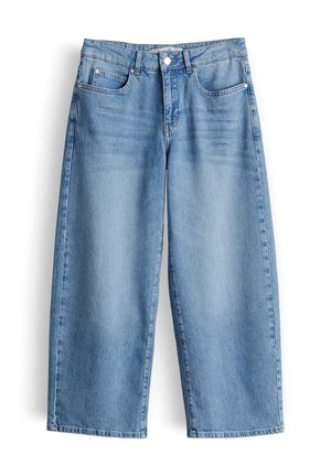 Jeans en denim bleu clair à jambes larges avec bouton frontal, fermeture éclair et design à cinq poches, présentés à plat sur un fond blanc.