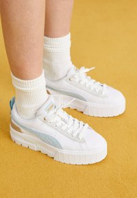 Unselected, white/turquoise surf
