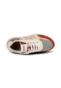 Baskets avec une tige en toile beige, des accents en maille grise, des détails en daim rouge, des lacets blancs et une semelle intérieure en liège brun. Présente un design à bout rond.