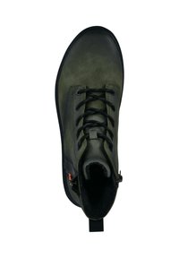 Botte de cheville en daim vert avec lacets noirs, embout renforcé, fermeture éclair sur le côté et doublure en tissu. Semelle en caoutchouc plate avec légère courbure.