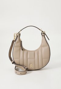 Mala bege em forma de crescente com costura acolchoada, ferragem dourada, uma alça superior e uma correia de ombro ajustável destacável.