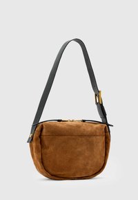 Aizdedzināmo brūna zamša pleca soma ar noapaļotu formu, melnu regulējamu ādas siksnu un zelta krāsas detaļām. Iekļauj komplektācijā rāvējslēdzēju un priekšējo kabatu.