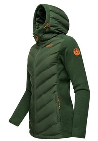Grön jacka med ett fluffigt mönster och fleeceärmar, som har en justerbar huva, orange dragkedjor och en rund logotyp på ärmen.