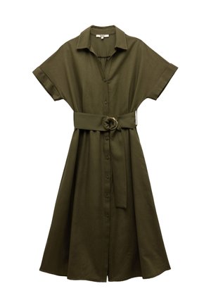 Olijfgroene, knielange shirtjurk van zachte stof. Heeft een knoopsluiting aan de voorkant, korte mouwen en een bijpassende riem met een ronde gesp.