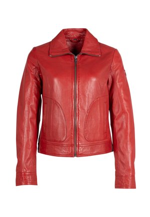 Veste en cuir rouge avec un col, fermeture éclair sur le devant et poches latérales ; présente une texture lisse et une silhouette ajustée.