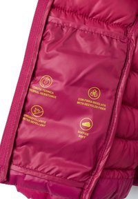 Giacca imbottita di un vivace magenta con texture liscia; presenta icone gialle che indicano resistenza termica, idrorepellenza, fibra riciclata e morbidezza.