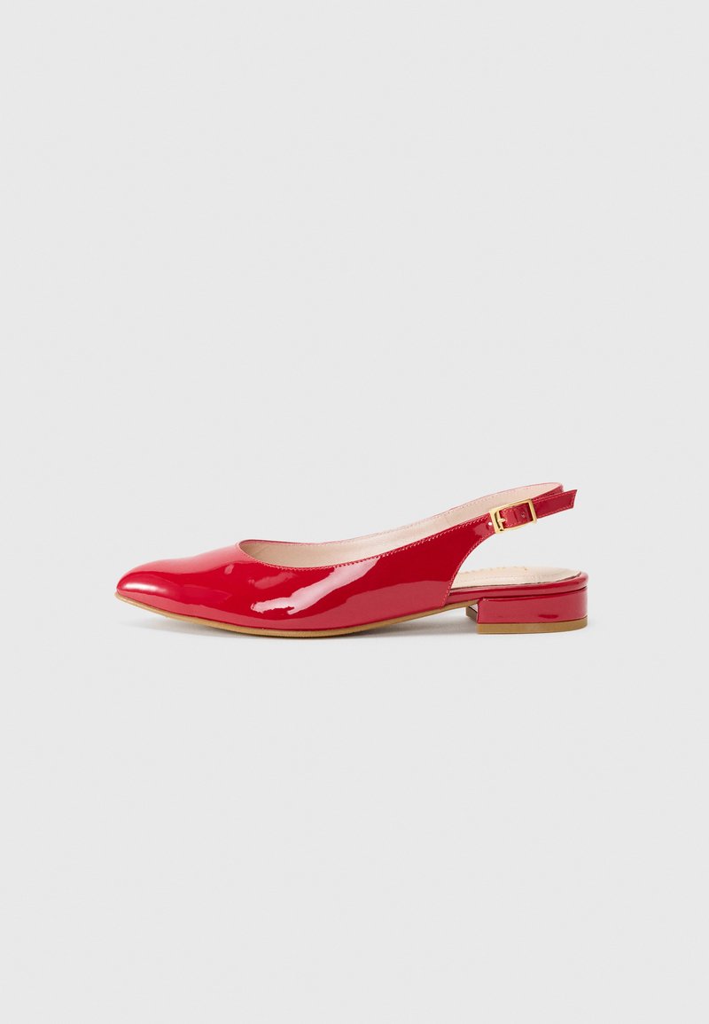 Fényes piros lakkbőr, hegyes orrú, slingback lapos cipők, kis réteges sarokkal és csatokkal a pánton.