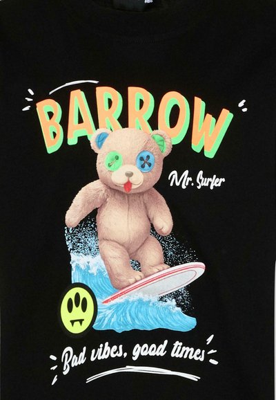 Miś pluszowy z niepasującymi oczami z guzików, surfujący na fali, z napisem "BARROW," "Mr. Surfer" i "Złe wibracje, dobre chwile" na czarnym tle.