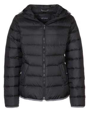 Musta tikattu toppatakki, jossa on korkea kaulus, edessä vetoketju ja kaksi etutaskua, suunniteltu kylmille säille.