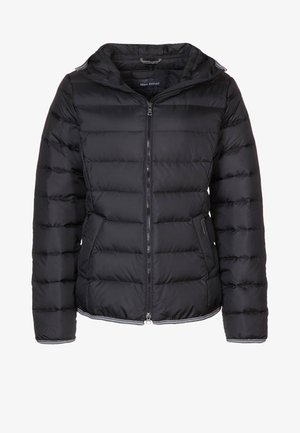 Chaqueta acolchada negra con cuello alto, cremallera frontal y dos bolsillos delanteros, diseñada para clima frío.