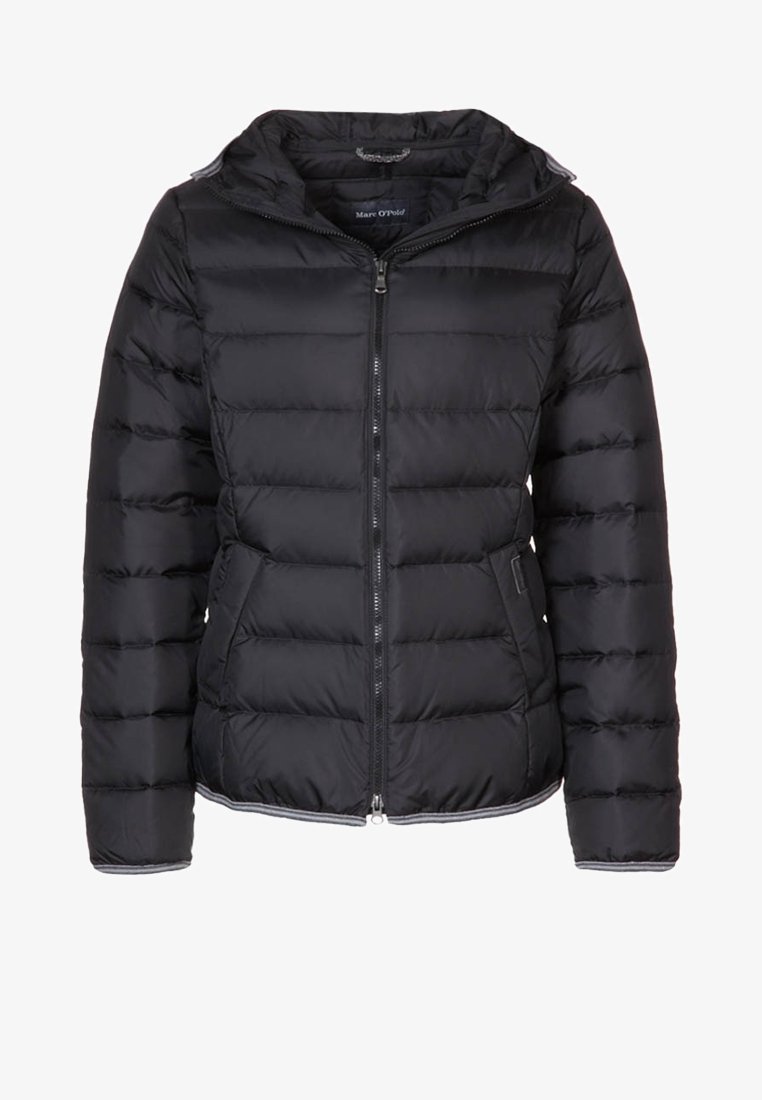 Veste matelassée noire avec col haut, fermeture éclair à l'avant et deux poches avant, conçue pour temps froid.