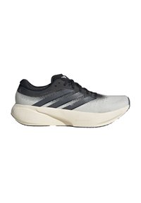 Chaussures de sport grises et noires avec une tige légère, une finition texturée, trois bandes noires, et une semelle intermédiaire blanche rembourrée.