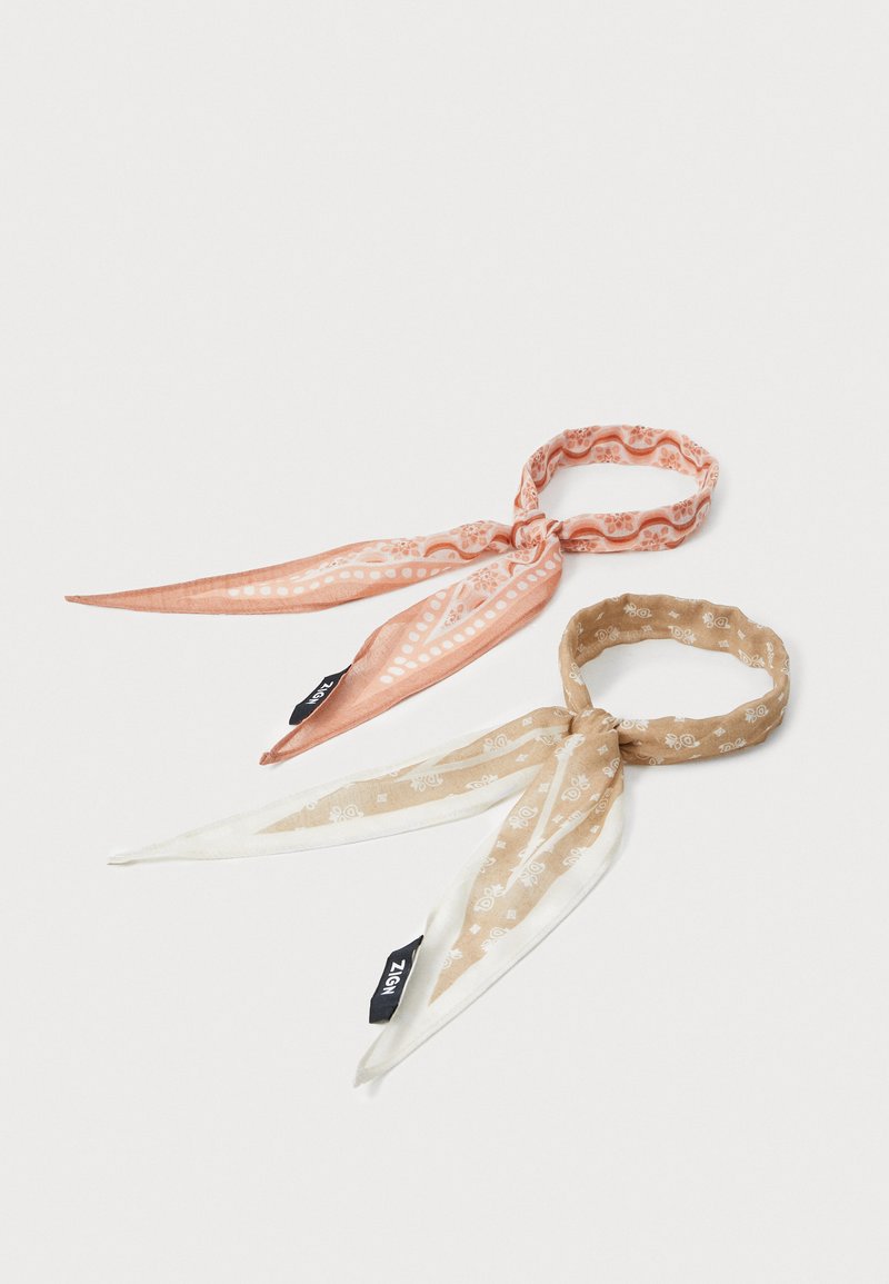 Duas echarpes estampadas: uma em pêssego claro com um design de bandana e uma castanha com motivos florais, ambas acabadas em um tecido suave.