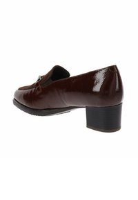 Mocasines de charol marrón con tacón bajo en bloque, lengua de ante y hebilla metálica decorativa en el lateral.