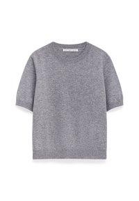 Maglione grigio a maniche corte realizzato in morbido materiale a maglia, con scollatura tonda e orlo a coste. Design semplice senza motivi né accenti.