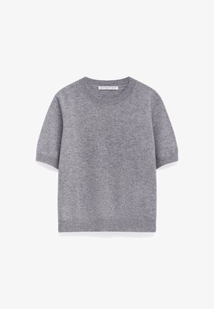 Grijze korte mouwen trui van zachte breimaterialen, met een ronde halslijn en ribbelzoom. Eenvoudig ontwerp zonder patronen of accenten.