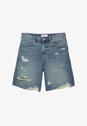 Denimshorts i lys blå med slidte lapper. Har en standard talje, cirka knæ-længde, og frynsede kanter.