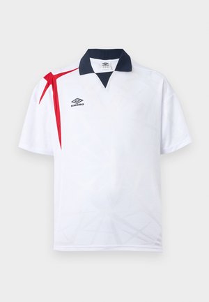 Biały sportowy t-shirt z krótkim rękawem, granatowym kołnierzem, czerwoną ukośną linią na lewym ramieniu oraz czarnym logo Umbro na piersi.