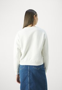 Levi's® GRAPHIC SIGNATURE CREW - Melegítőfelső - cloud dancer