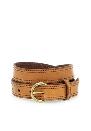Cintura in pelle color tan con finitura liscia, dotata di una fibbia in ottone e dettagli cuciti. Il rotolo della cintura mostra diversi fori per la regolazione della taglia.