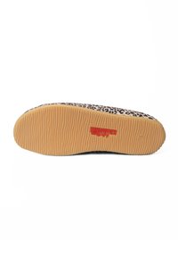 Leopardprint platte schoen met een flexibele gumzool. De gestructureerde rubberen bodem heeft groeven voor grip en een rode logo-accent.