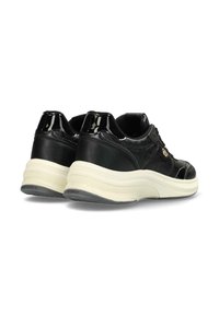 Schwarze patentierte Leder-Sneaker mit strukturiertem Design, runder Form und weißer Gummisohle. Mit Logo-Detail an der Seite.