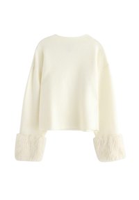 Cremefarvet langærmet cropped sweater med brede fluffy manchetter og rund halsudskæring, vist bagfra på en hvid baggrund.