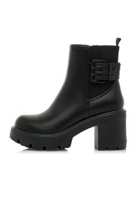 Stivale alla caviglia nero con tacco a blocco spesso, suola in gomma dentata, pannello elastico laterale e dettaglio di fibbia regolabile.