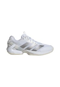 Vit atletisk sko med silver ränder, texturerad mesh-överdel, förstärkt häl och en lätt gummisula som är designad för stabilitet.
