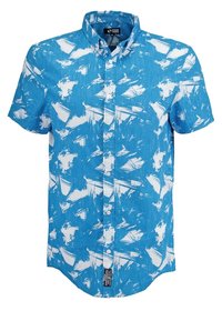 Niebieska koszula z krótkim rękawem zapinana na guziki, z białym abstrakcyjnym wzorem pociągnięć pędzla i małą czarną metką blisko dolnego brzegu.