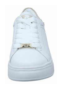 Valkoinen nahkainen tenniskenkä, jossa on teksturoitu pinta, litteät nauhat, metallinen nauhalukko ja kumipohja. Pyöristetty kärki, minimaalinen brändäys.