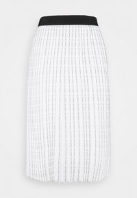 Falda blanca plisada con cinturilla negra; presenta texto negro vertical sobre un fondo blanco, ofreciendo una apariencia texturada y a rayas.