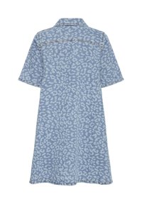 Robe en denim bleu clair avec manches courtes, col et motif léopard subtil, vue de dos.
