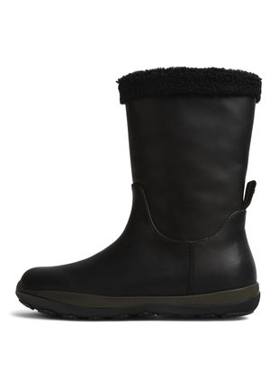 Botte d’hiver noire mi-mollet avec doublure douce en fourrure au niveau du revers, finition mate lisse, languette au talon et semelle en caoutchouc texturée pour une bonne adhérence.