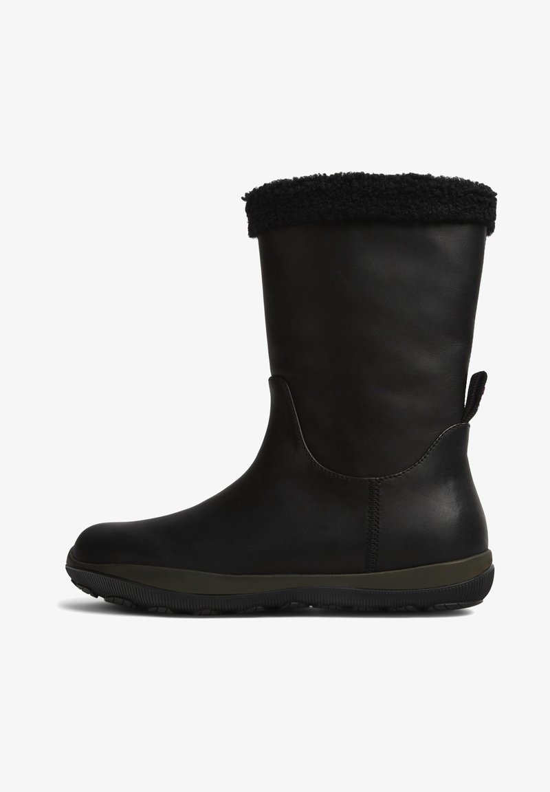 Botte d’hiver noire mi-mollet avec doublure douce en fourrure au niveau du revers, finition mate lisse, languette au talon et semelle en caoutchouc texturée pour une bonne adhérence.