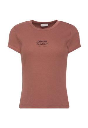 Rustfarvet kortærmet ribbet T-shirt med "calvin KLEIN NEW YORK" trykt i sort på brystet.