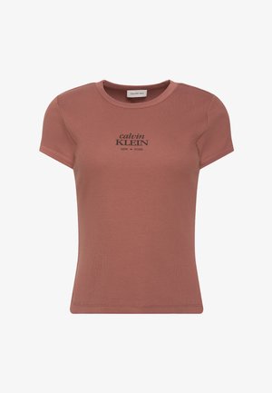 Rustfarvet kortærmet ribbet T-shirt med "calvin KLEIN NEW YORK" trykt i sort på brystet.