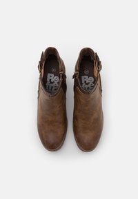 Braune Knöchelstiefel aus strukturiertem synthetischem Material. Mit einem seitlichen Reißverschluss und einer Schnallen-Akzent. Rundes Design mit gepolsterter Innensohle.