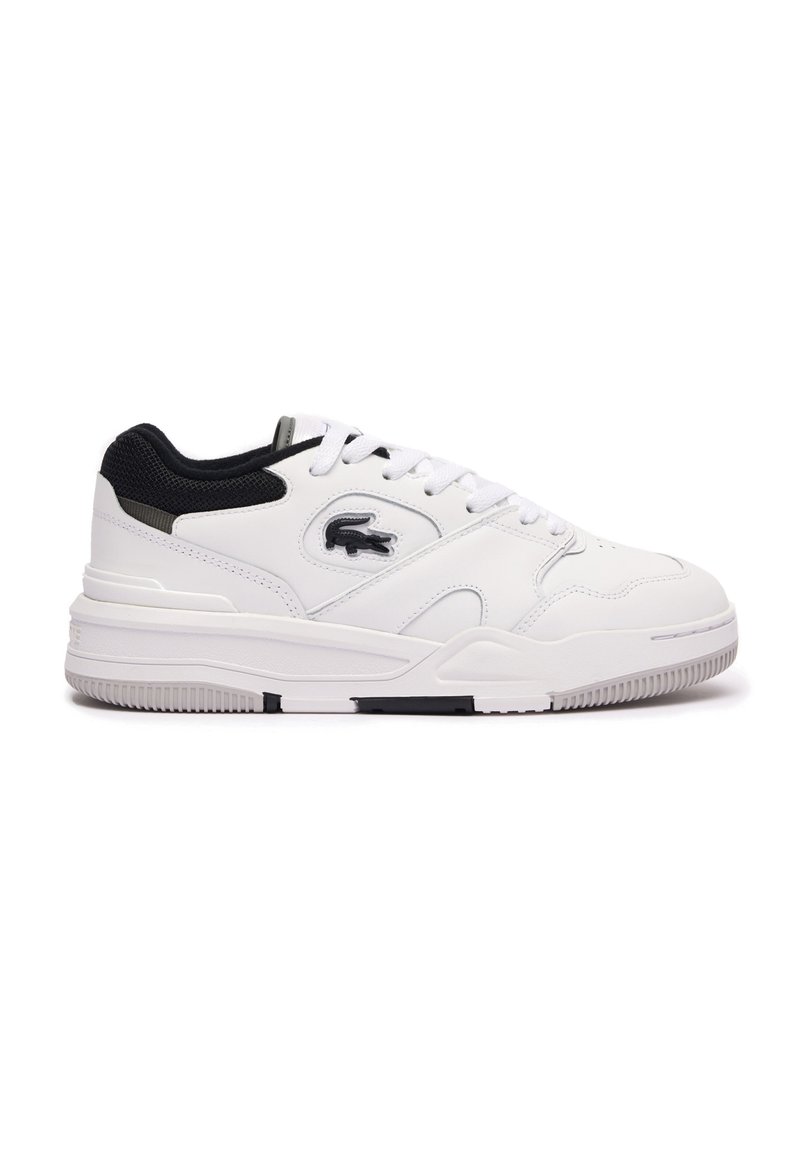 Zapatillas blancas de cuero con acentos negros, lengüeta texturizada y suela de goma. Presentan un pequeño logo en el costado y cordones redondos.
