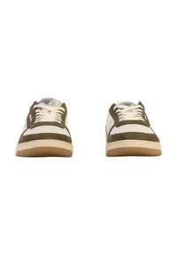 Sneaker bianche con dettagli in suede verde oliva, suola piatta, lacci tondi e linguetta imbottita con logo. Superficie testurizzata e dettagli di cucitura.