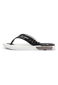 Schwarz-weißer Flip-Flop-Sandale mit einem strukturierten Riemen, gepolstertem Fußbett und einer sichtbaren Luftpolsterung in der Ferse; verfügt über ein Logo-Detail.