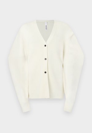 Biała dzianinowa kardiganka z dekoltem w kształcie litery V, długimi rękawami w kształcie balonów, prążkowanymi mankietami i trzema czarnymi guzikami z przodu.