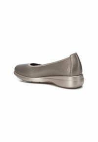 Bailarinas grises perforadas con un tacón plano suave, puntera redondeada y una suela ligera y flexible.