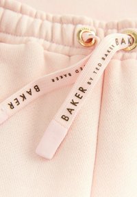 Różowa tkanina o fakturowanym splocie, z złotym oczkiem i sznurkiem z logo. Metka z napisem "BAKER by TED BAKER" czarnymi literami.