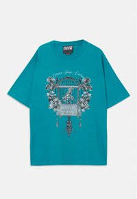Téglazöld, bő szabású póló, részletes ezüstmadárketreccel, virágmintával és "Versace Jeans Couture" felirattal a fonthoz.