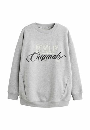 Grijze sweatshirt met lange mouwen, ronde hals en een relaxte pasvorm. Bevat de tekst "SELF Originals 2023" in contrasterende kleuren. Zachte textuur.