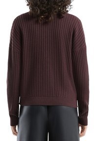 Bordowy sweter z dzianiny o teksturowanym wzorze wafelkowym, z prążkowanym wykończeniem na dole i mankietach oraz luźnym krojem. Widok z tyłu ukazuje bezszwowy design na ramionach.
