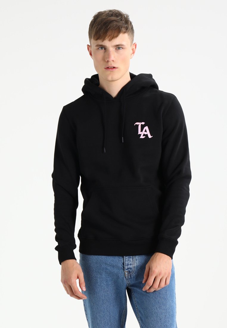 Zwarte hoodie met een voorzak en trekkoord. Voorzien van een roze "LA" logo op de linkerborst. Gemaakt van een zachte stof.