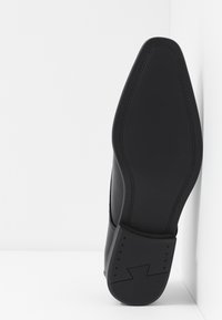 Pier One Derbies & Richelieus - black