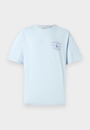 Hele sinine lühikeste varrukatega T-särk, mille rinnal on väike lilla "ONLY & SONS NOODLES" graafika koos nuudlitaldrikuga.